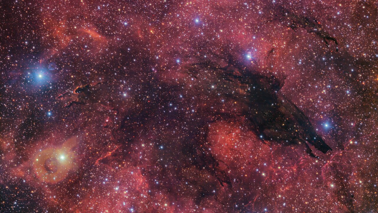 Immagine di una nebulosa oscura che crea l'illusione della silhouette di un lupo su un variopinto sfondo cosmico. Soprannominata opportunamente Nebulosa del Lupo Oscuro, è stata catturata in un'immagine da 283 milioni di pixel dal telescopio VST (VLT Survey Telescope) presso l'Osservatorio dell'ESO a Paranal in Cile - ESO2416