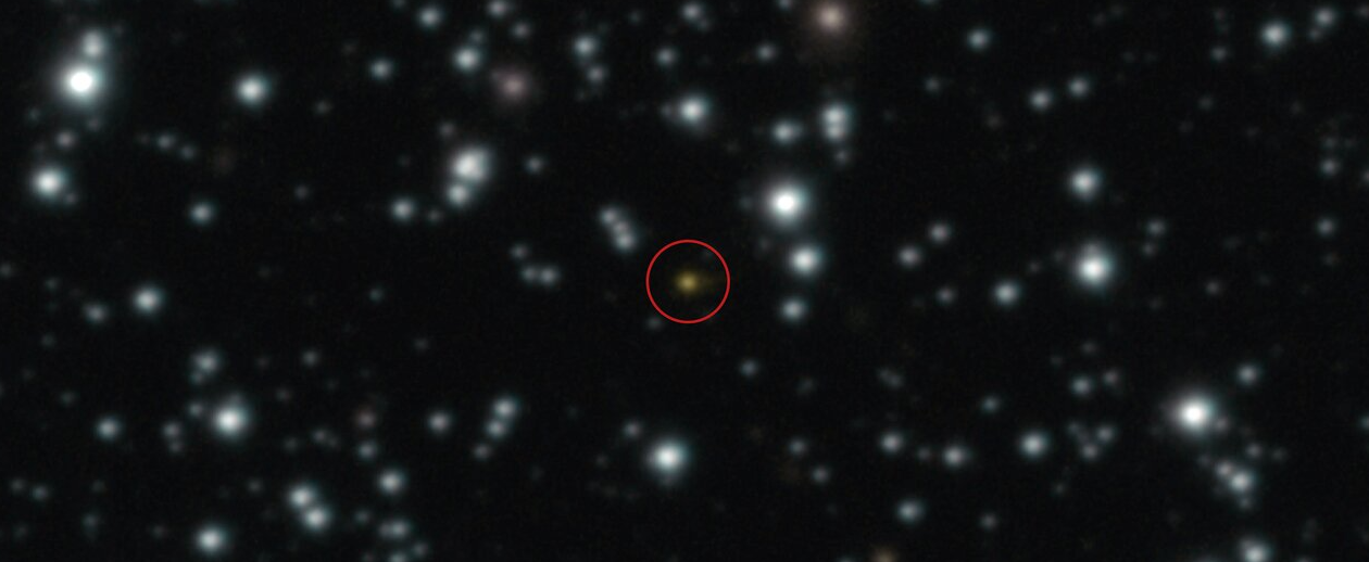 Il punto arancione al centro di questa immagine è una potente esplosione che si è ripetuta più volte nel corso di una giornata, un evento mai osservato prima. L'immagine, scattata con il Very Large Telescope (VLT) dell'ESO, ha permesso agli astronomi di determinare che l'esplosione non ha avuto luogo nella Via Lattea, ma in un'altra galassia. Questo lampo gamma, denominato GRB 250702B, è stato individuato per la prima volta da telescopi ad alta energia il 2 luglio, ma la sua posizione era incerta. L'immagine mostrata qui è stata scattata il 3 luglio con la camera a infrarossi HAWK-I del VLT, che ha individuato con precisione la posizione della sorgente. L'esplosione sembrava annidata all'interno di un'altra galassia, come successivamente confermato dal telescopio spaziale Hubble della NASA/ESA. Sono stati proposti diversi scenari per spiegare questo evento, come il collasso di una stella massiccia o una stella dilaniata da un buco nero. Ma nessuno di essi può spiegare appieno tutte le proprietà osservate dell'esplosione, a meno che gli oggetti coinvolti non siano piuttosto insoliti - Crediti: ESO/A. Levan, A. Martin-Carrillo et al.