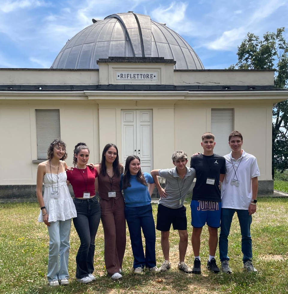 I protagonisti e le protagoniste del Piccolo Laboratorio di Dinamica Orbitale sullo sfondo della cupola del telescopio Zeiss. Da sinistra: Elisabetta Coppola, Greta Venturoli, Aurora Lunardi, Letizia Antonini, Gianluca Peruzzi, Pietro Araldi, Edoardo Motta (foto di D. Sisana).