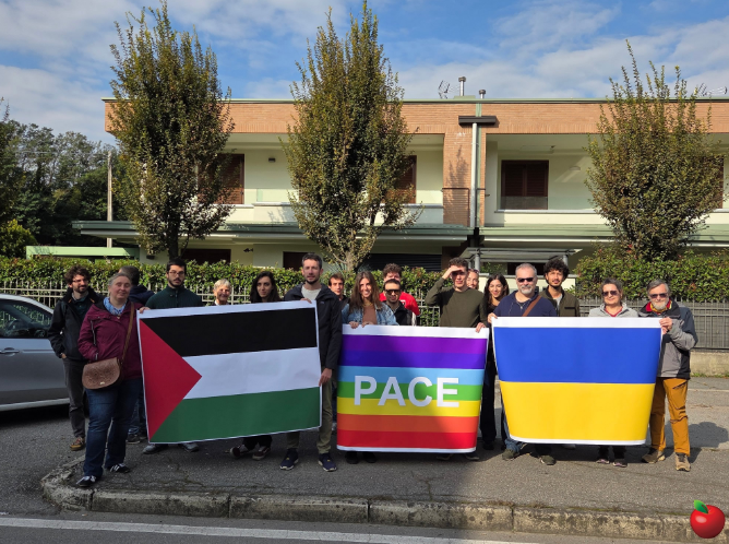 Il nutrito gruppo di dipendenti e precari che ha manifestato vicinanza al popolo palestinese oggi 3 ottobre 2025 davanti all'ingresso dell'Osservatorio Astronomico di Brera sede di Merate.