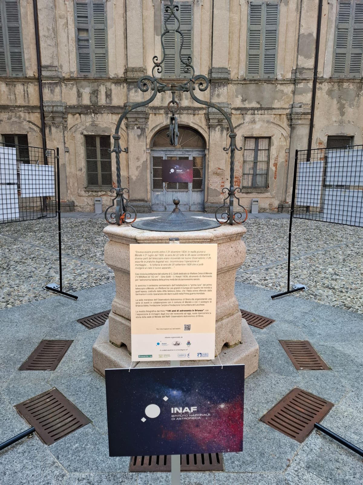 L'affascinante cortile in cui e` stata allestita la mostra in Palazzo Prinetti a Merate (LC).