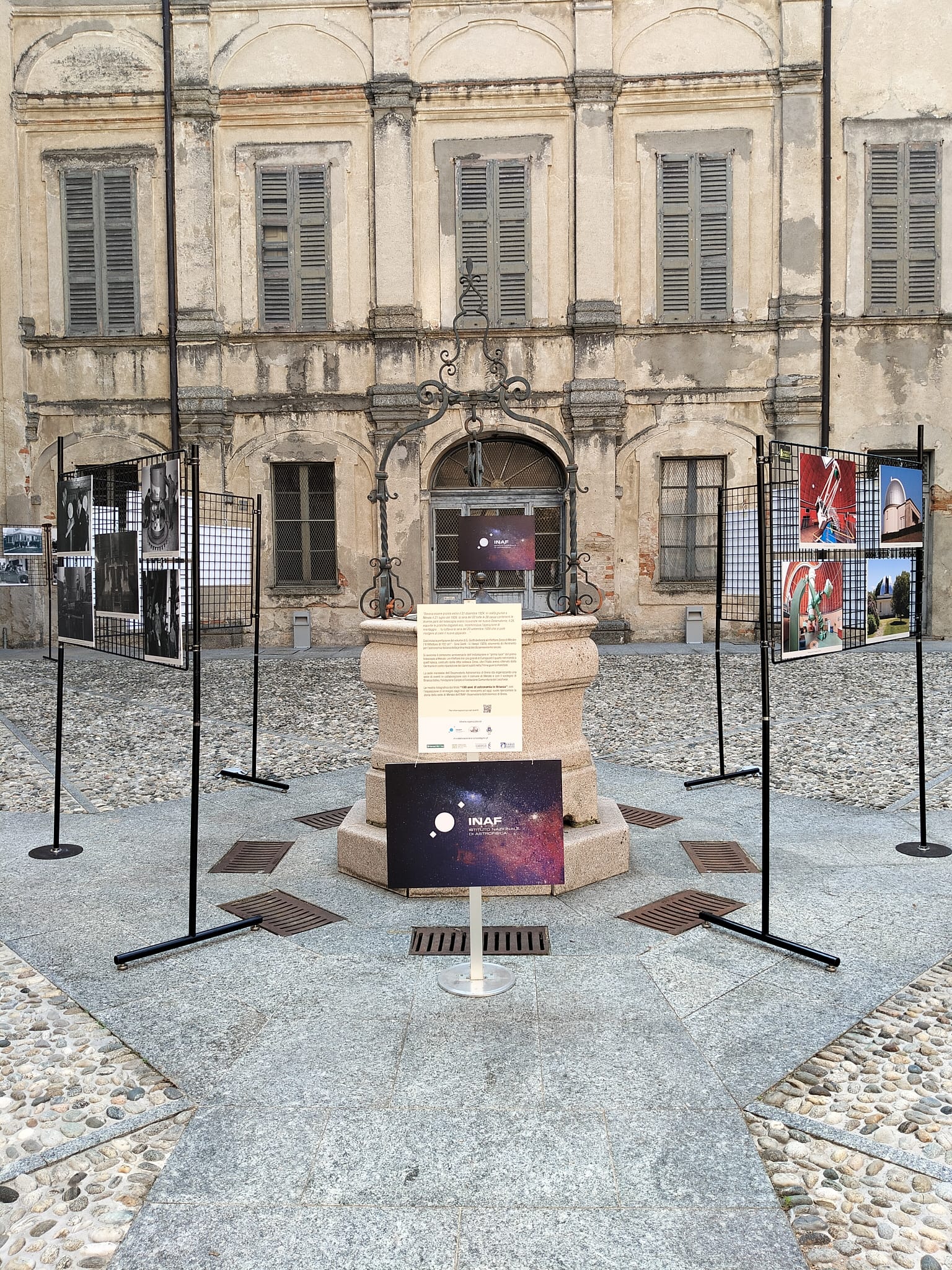 L'affascinante cortile in cui e` stata allestita la mostra in Palazzo Prinetti a Merate (LC).