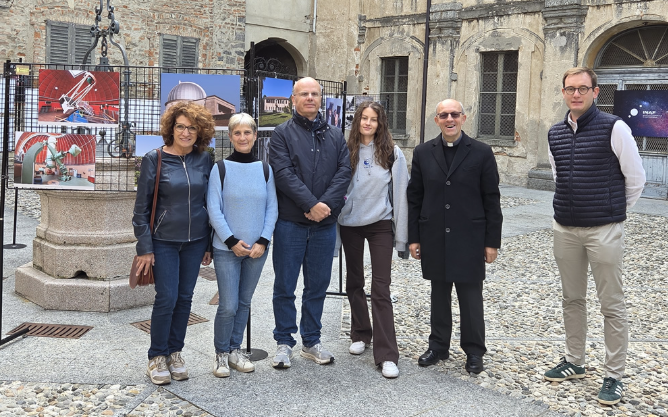 L'assessore Patrizia Riva (in fondo a sinistra), il sindaco Mattia Salvioni (in fondo a destra) e il prevosto don Mauro Malighetti (a destra) con i referenti dell'osservatorio e una delle volontarie del comune.
