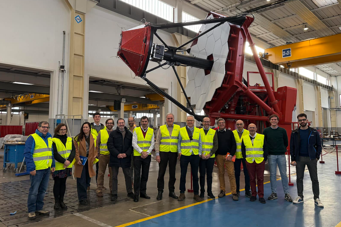 Rappresentanti del telescope team della Ctao Central Organisation e della Collaborazione Sst con alle spalle la struttura di un Sst presso la facility della Dal Ben, in Veneto. Crediti: Inaf/G. Tagliaferri