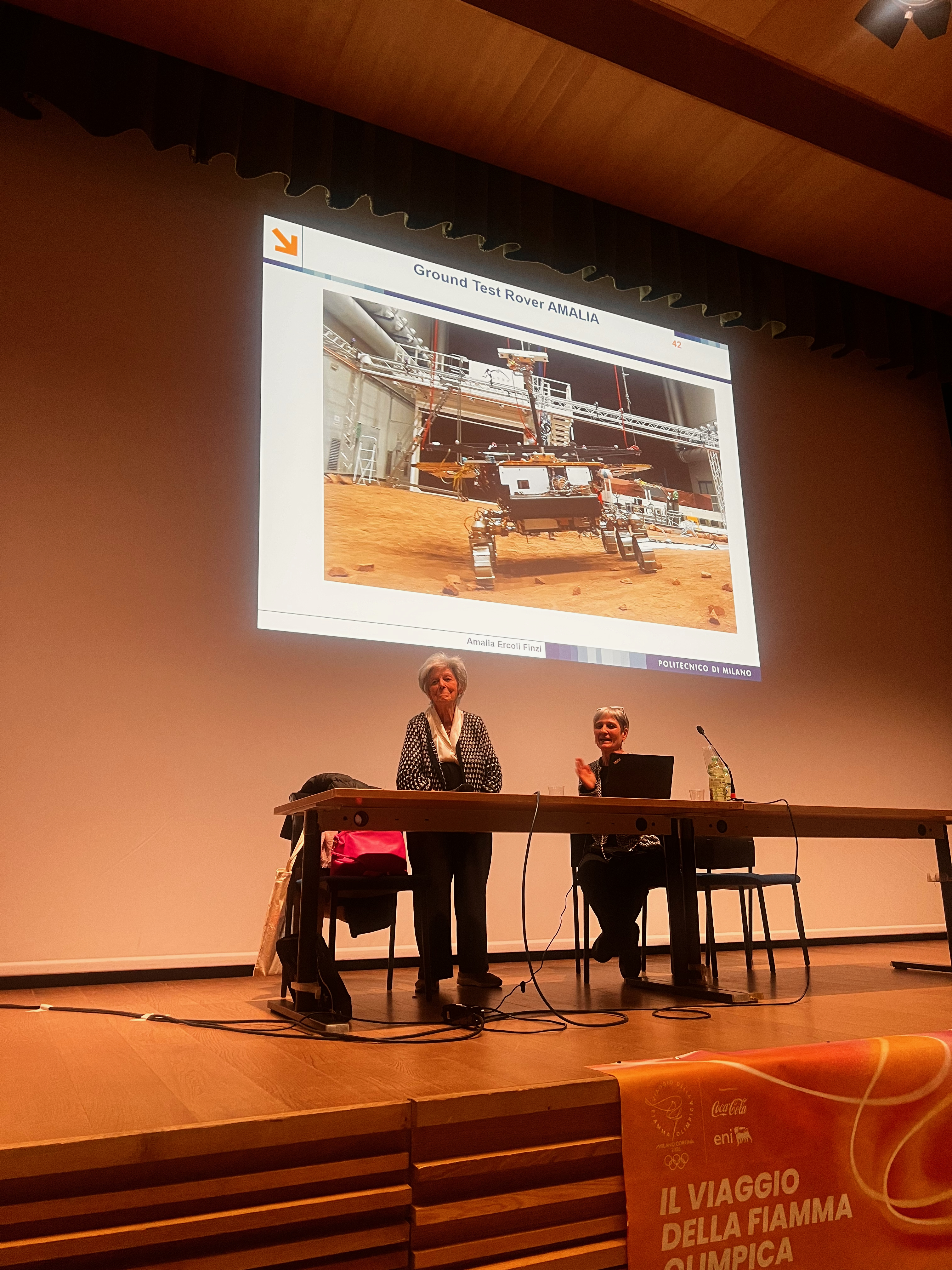 Conferenza Amalia Ercoli Finzi (29/01/2026) - Ing.ra Amalia Ercoli Finzi alla fine della conferenza - Crediti: INAF-OAB