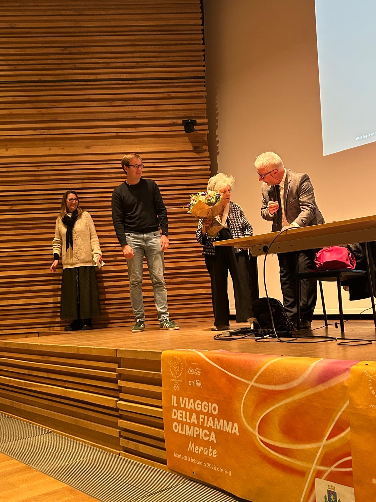 Conferenza Amalia Ercoli Finzi (29/01/2026) - Il momento dei regali - Crediti: INAF-OAB