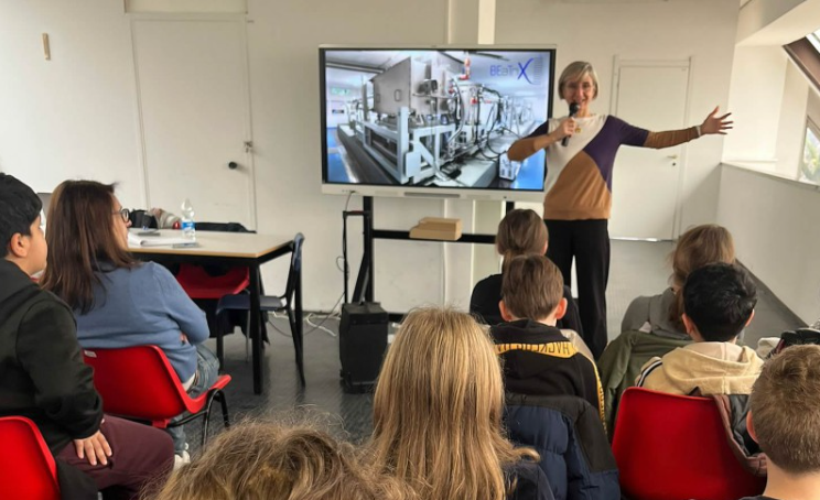 La nostra astrofisica Bianca Salmaso durante una lezione all'I.C. di Casatenovo nella Giornata Internazionale delle donne e delle ragazze nella scienza. Crediti: casateonline.