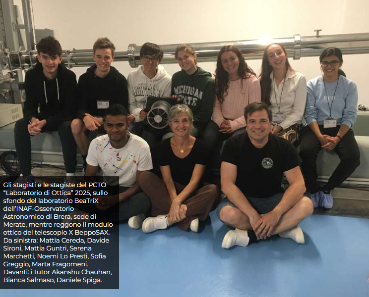 Le stagiste e gli stagisti e del PCTO "Laboratori di ottica" 2025, sullo sfondo del laboratorio BEaTriX della sede di Merate dell'INAF-Osservatorio Astronomico di Brera mentre reggono il modulo ottico del telescopio X BeppoSAX. Da sinistra: Mattia Cereda, Davide Sironi, Mattia Guntri, Serena Marchetti, Noemi Lo Presti, Sofia Greggio, Marta Fragomeni. Davanti: i tutor Akanshu Chauhan, Bianca Salmaso e Daniele Spiga. Crediti: INAF-OAB