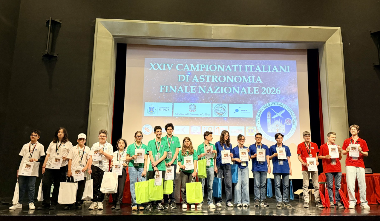 I 18 vincitori dei Campionati nazionali (da sinistra): Filippo Barone (junior 1), Istituto comprensivo “G. Verga” di Comiso (RG); Aurora Manzione (junior 1), Istituto comprensivo “G. Romano” di Eboli (SA); Simone Agnello (junior 1), Istituto comprensivo “Castelverde” di Roma; Andrea Sparapani (junior 1), Istituto comprensivo “R. Levi Montalcini” di Roma; Alessandro Longo (junior 1), Istituto comprensivo “G. Ponte” di Palagonia (CT); Rachele Matarazzi Pia (junior 2), Polo Liceale “M. Guerrisi – V. Gerace” di Cittanova (RC); Giorgio Gustapane (junior 2), Liceo scientifico “C. De Giorgi” di Lecce; Marco Scoglio (junior 2), Liceo scientifico e delle S.A. “L. Gigli” di Rovato (BS); Chiara De Paoli (junior 2), Liceo scientifico e delle S.A. “M. Grigoletti” di Pordenone; Andrea Di Silvestro (junior 2), I.I.S. “E. Medi” di Randazzo (CT); Ludovica Rial Corsini (senior), Liceo scientifico e delle S.A. “L. Gigli” di Rovato (BS); Gaia Palumbo (senior), Liceo scientifico “Leonardo da Vinci” di Reggio Calabria; Luca Di Maria (senior), Liceo scientifico e delle S.A. “E. Fermi” di Arona (NO); Matteo Dolcin (senior), Liceo scientifico e delle S.A. “A. Zanelli” di Reggio Emilia; Andrea Cusimano (master), Liceo scientifico “T. Levi Civita” di Roma; Tiziano Grillo (master), Liceo scientifico “A. Moro” di Reggio Emilia; Riccardo Brunetta (master), Liceo scientifico “Leopardi – Majorana” di Pordenone; Davide Barberi (senior), Liceo scientifico “Leonardo da Vinci” di Reggio Calabria (assente). Crediti: Giulia Iafrate