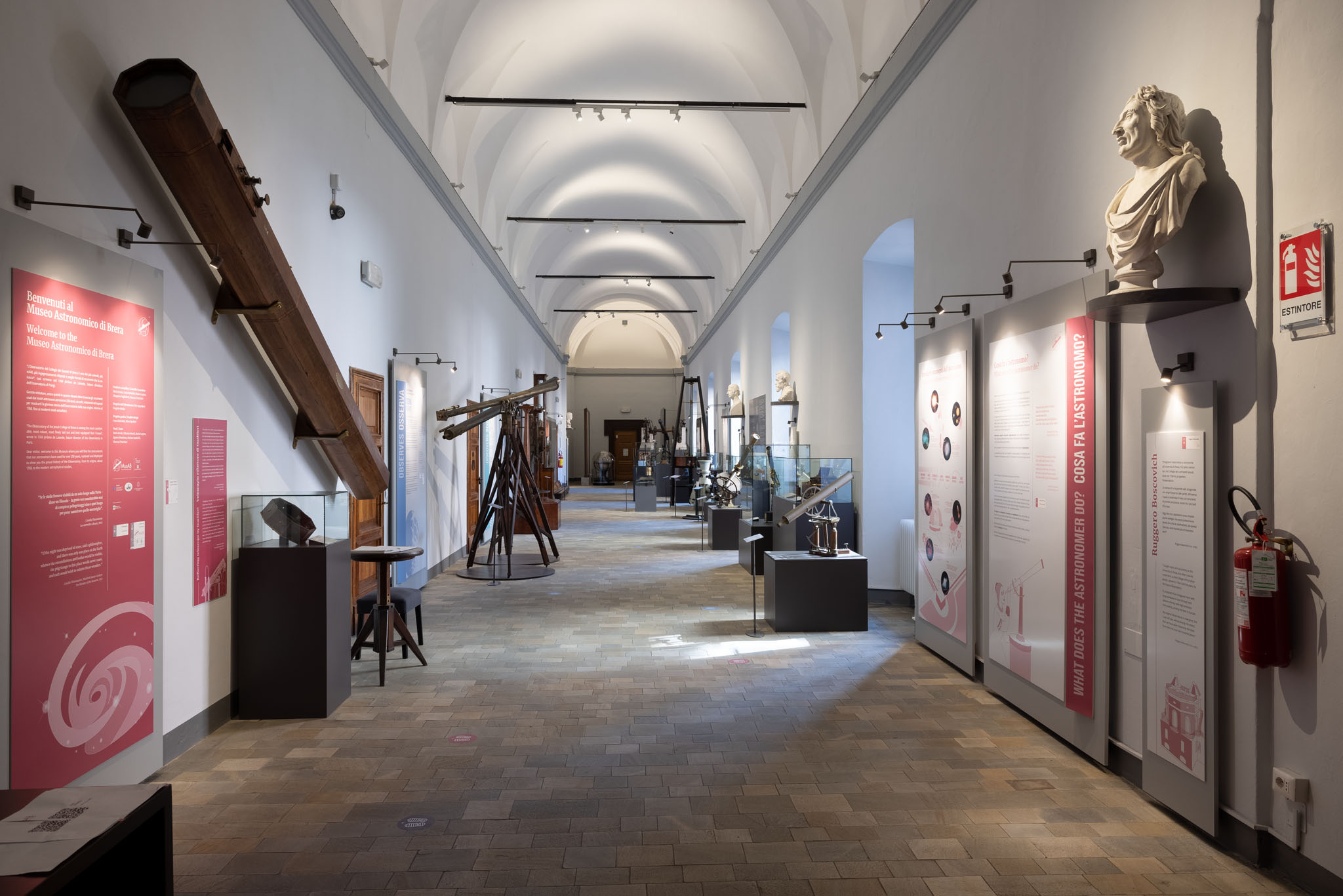 Foto della galleria degli strumenti del Museo Astronomico dopo il riallestimento e la disposizione dei marker per le applicazioni di realtà aumentata (MARSS). Immagine ripresa con treppiede Manfrotto 055XPROB e testa Arca-Swiss d4 geared pan.