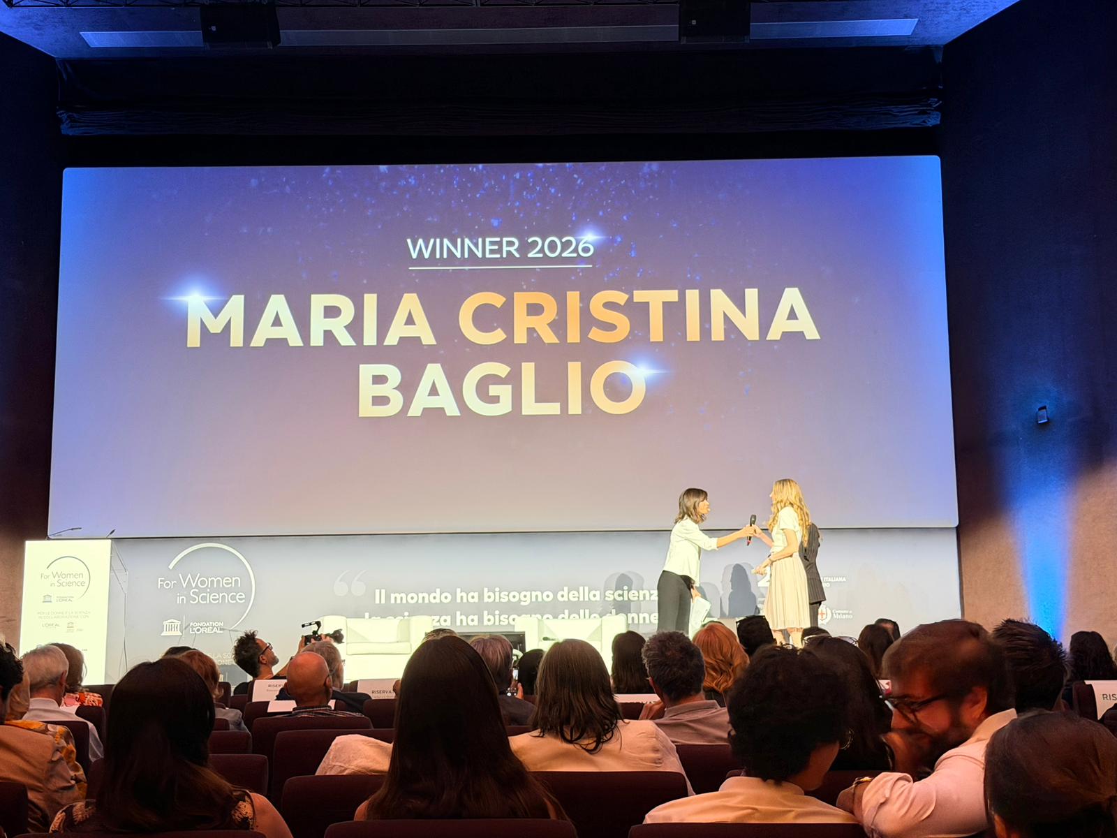 18-06-2026- Foto della nostra astrofisica Maria Cristina Baglio mentre riceve il premio.