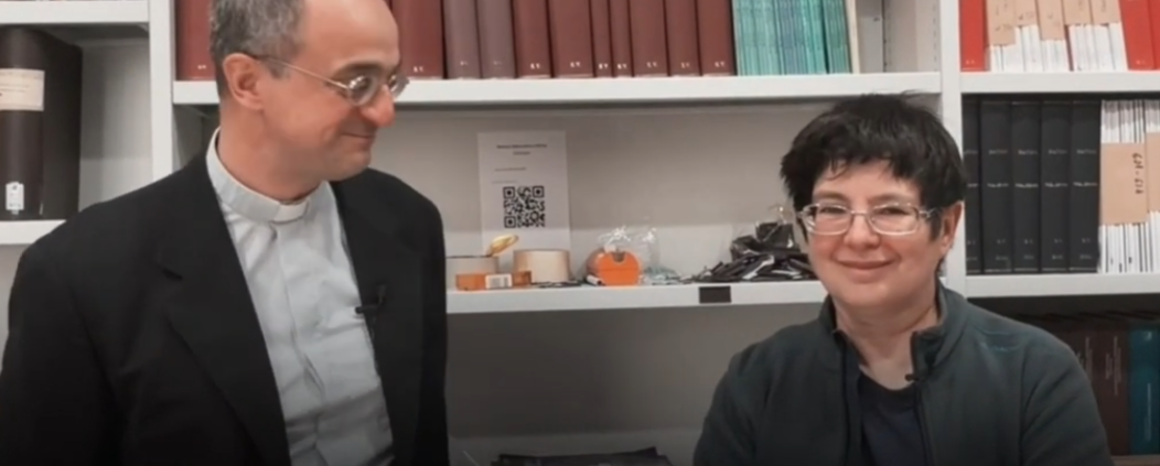 Da sinistra: Rev. Matteo Galaverni dell'Osservatorio Vaticano e la nostra responsabile dell'archivio storico e biblioteca di Brera Agnese Mandrino.