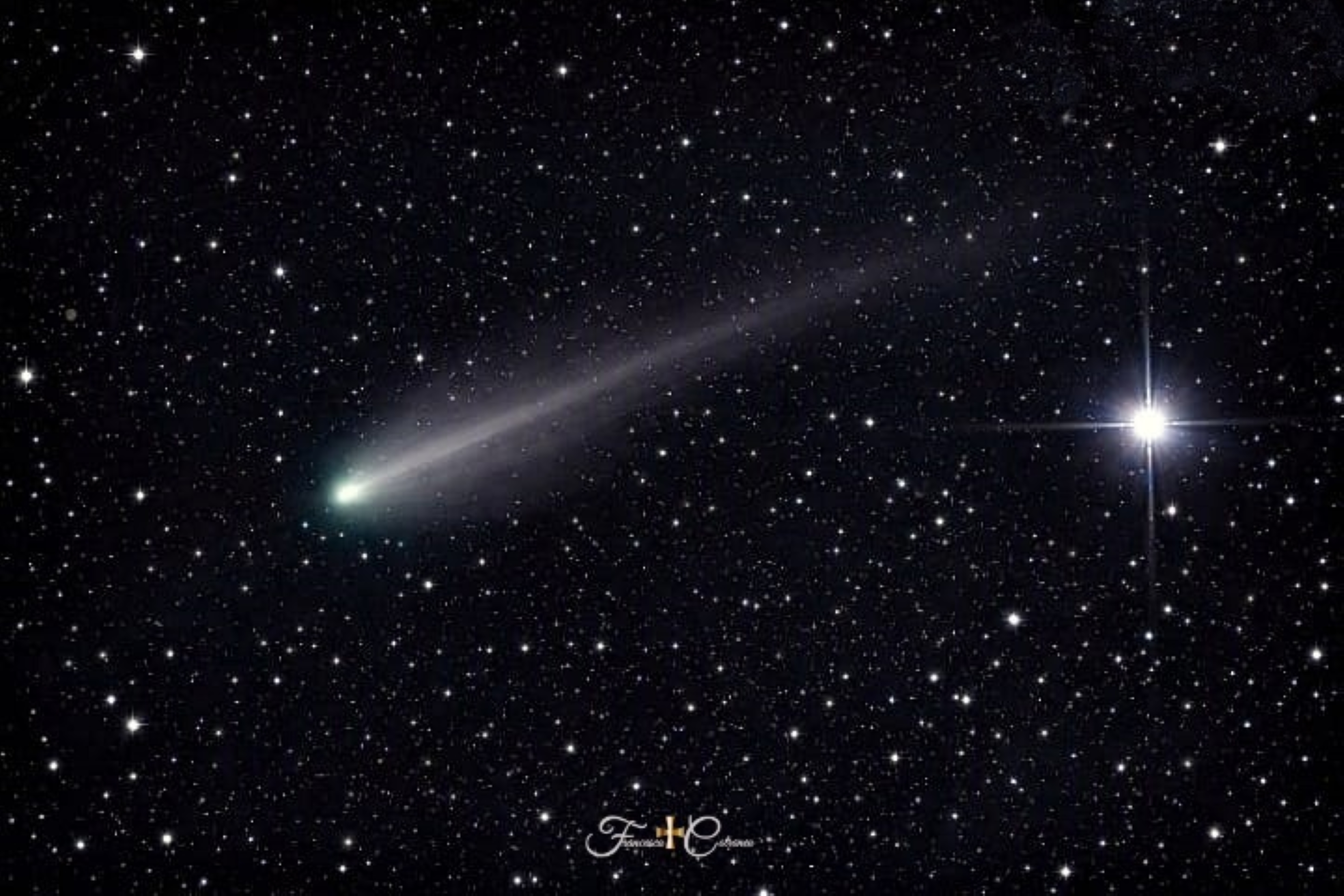 La cometa 220P/McNaught fotografata all'alba del 15 agosto 2026 insieme alla stella HIP 13495. Crediti: Francesco Cotroneo