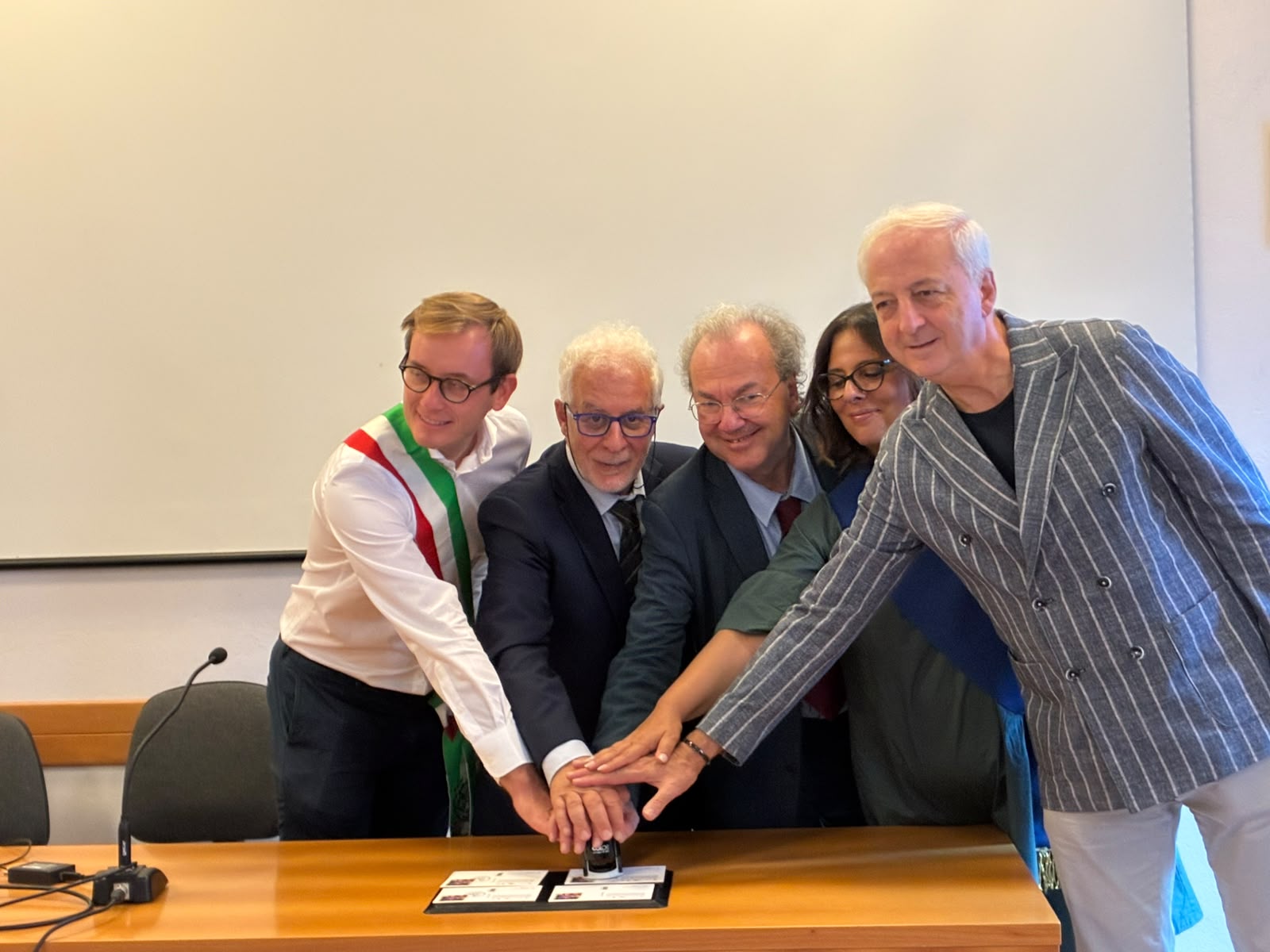 Il momento dell'annullo in Osservatorio. Da sinistra: il Sindaco di Merate il dott. Mattia Salvioni, il Direttore dell'Osservatorio dott. Roberto Della Ceca, il Direttore dell'INAF dott. Roberto Ragazzoni, la Presidente della Provincia di Lecco dott.ssa Alessandra Hofmann e il Direttore delle poste di Merate dott. Pietro Buonocunto.