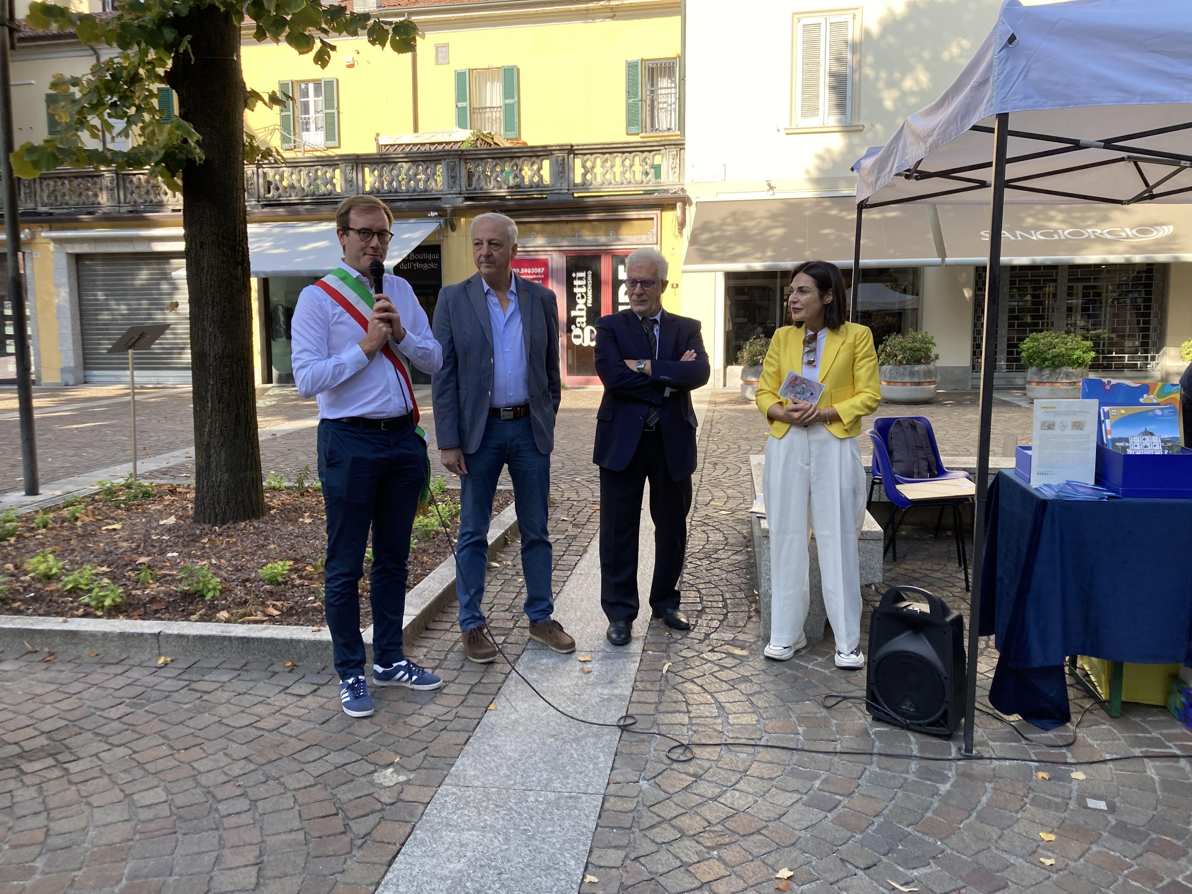 L'annullo filatelico in mattinata in Piazza Prinetti a Merate - Da sinistra il Sindaco il dott. Mattia Salvioni, il Direttore delle poste di Merate dott. Pietro Buonocunto, il Direttore dell'Osservatorio dott. Roberto Della Ceca e la dott.ssa Loredana lenza referente di Filatelia.